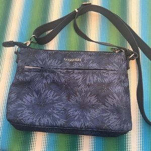 Baggallini Crossbody Bag in Navy Floral Print